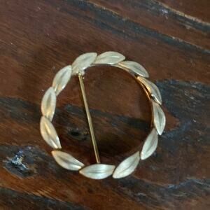 Van Dell 12 kgf circle leaf brooch